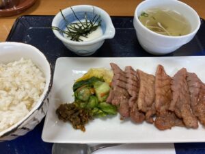 牛タン麦とろ定食